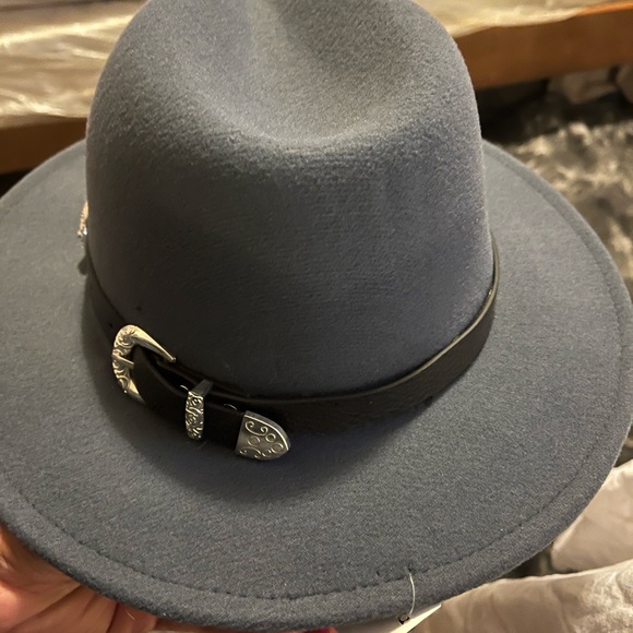 Gray Hat one size feat all look very nice with whatever you wear - Picture 2 of 6